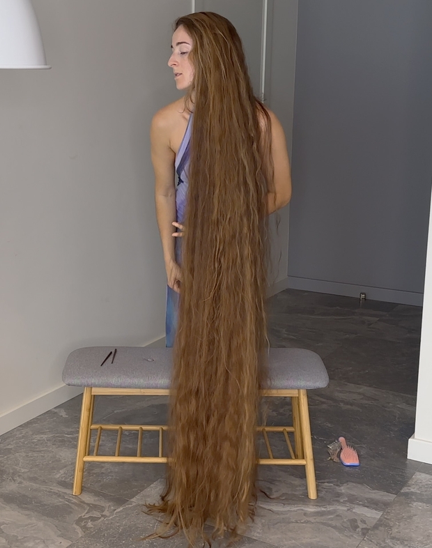 VIDEO - Floor length hair dream