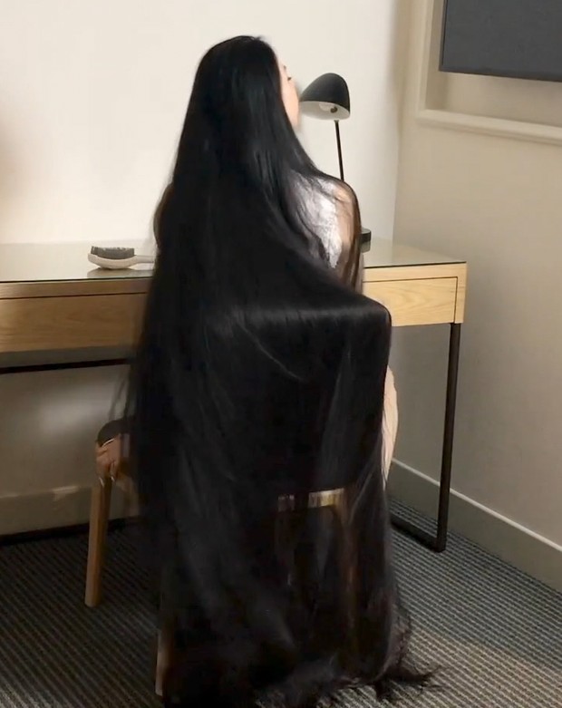 VIDEO - A lot of length, a lot of hair play