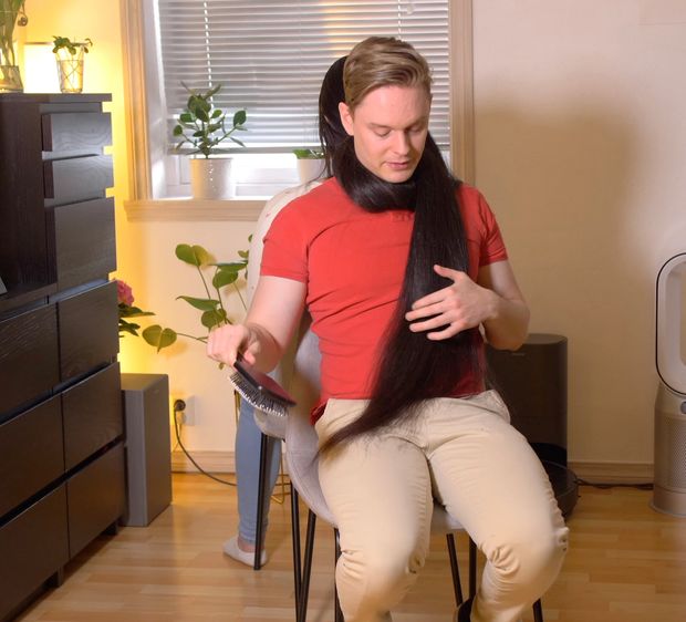 VIDEO - Using her hair as his own