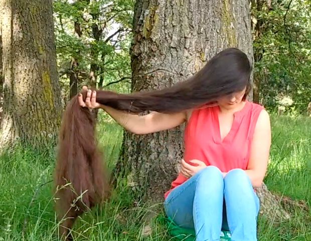VIDEO - Super long hair by the tree