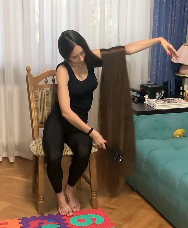 VIDEO - Extreme floor length hair brushing