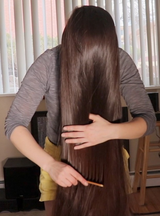 VIDEO - Antonia in her living room