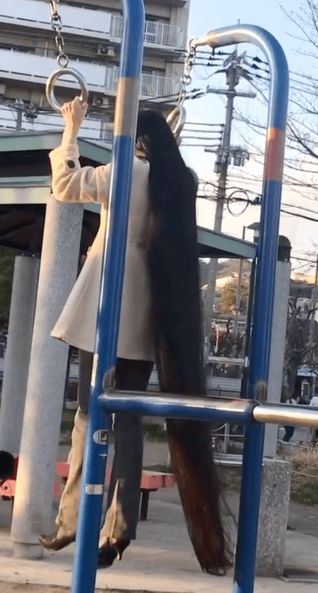 VIDEO - Floor length hair in public 2