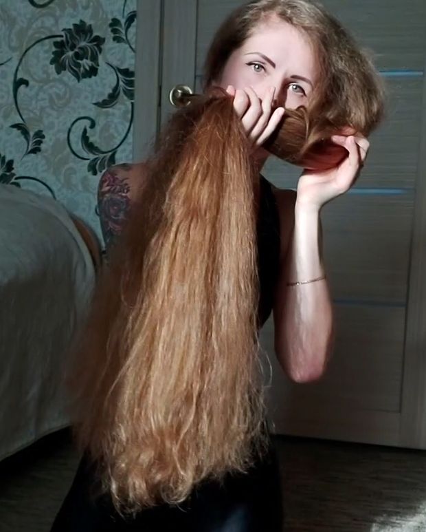 VIDEO - Extreme hair smelling