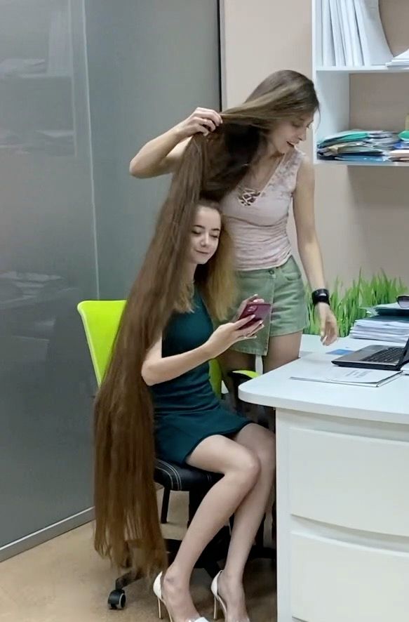 VIDEO - The office woman with super long hair