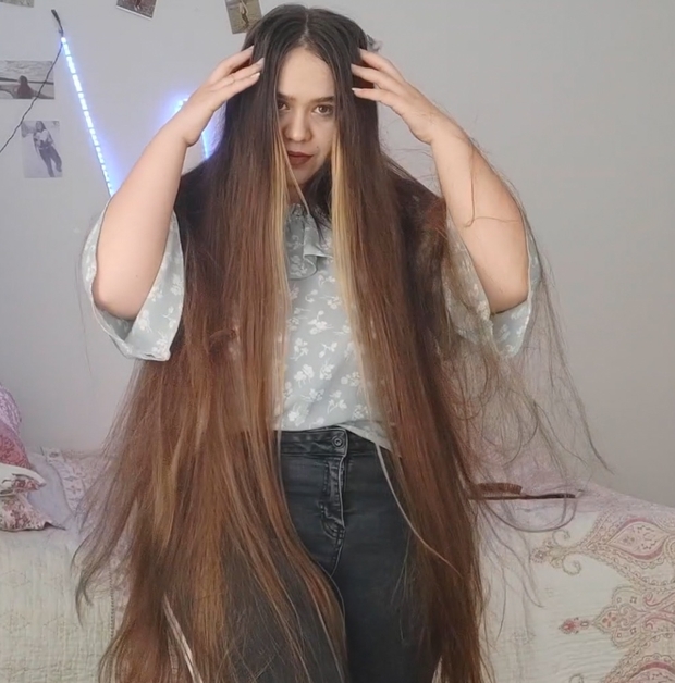 VIDEO - Her daily hair play