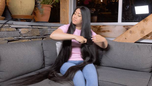 VIDEO - Rapunzel brushing in the sofa