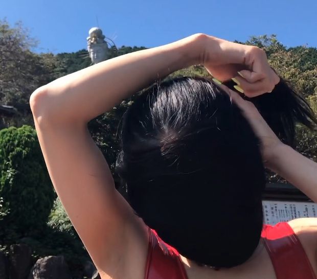VIDEO - Very long black hair and a red suit