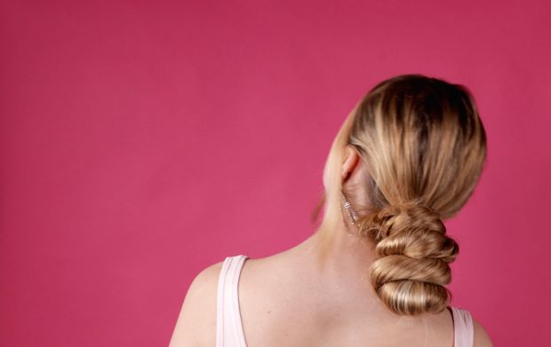 VIDEO - The ponytail and bun show perfection on pink