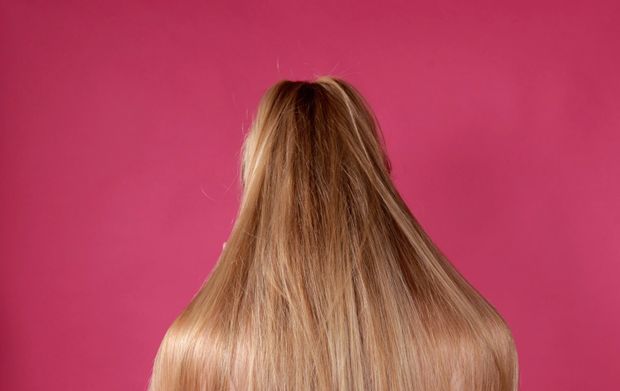 VIDEO - The ponytail and bun show perfection on pink