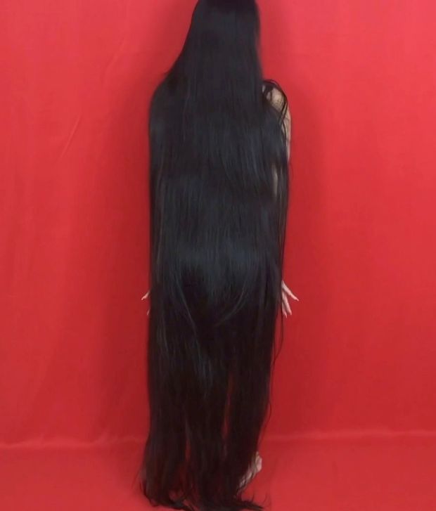 VIDEO - Extremely long hair and three heavy braids