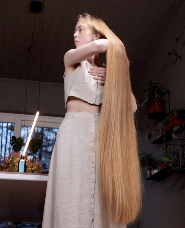VIDEO - Super long blonde hair oiling and brushing