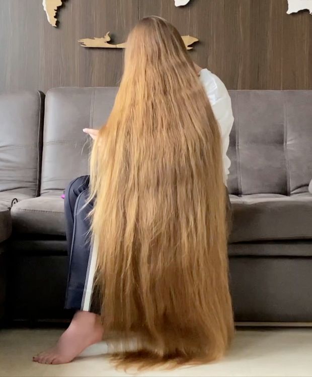 VIDEO - Extreme calf length hair play in sofa