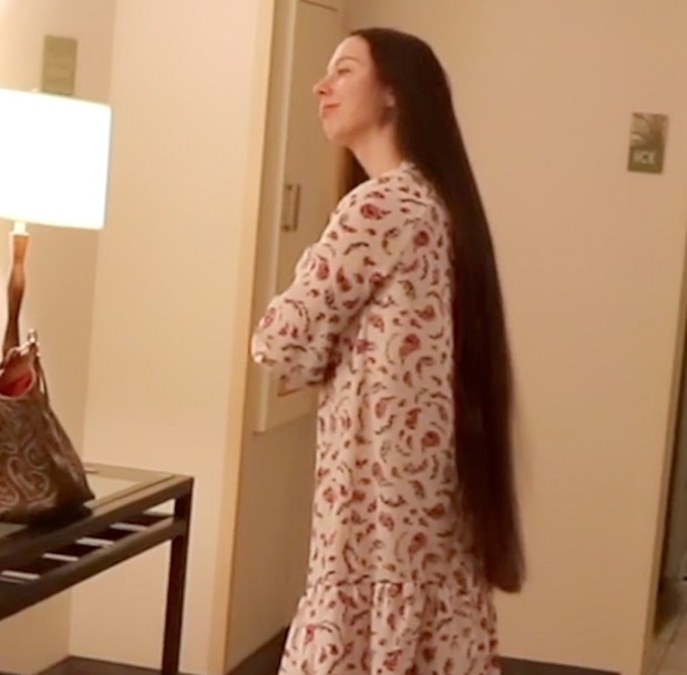VIDEO - Antonia at the hotel