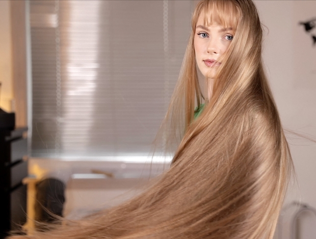 VIDEO - Super beautiful blonde Rapunzel