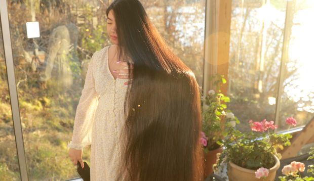 VIDEO - Isabell brushing her very long hair