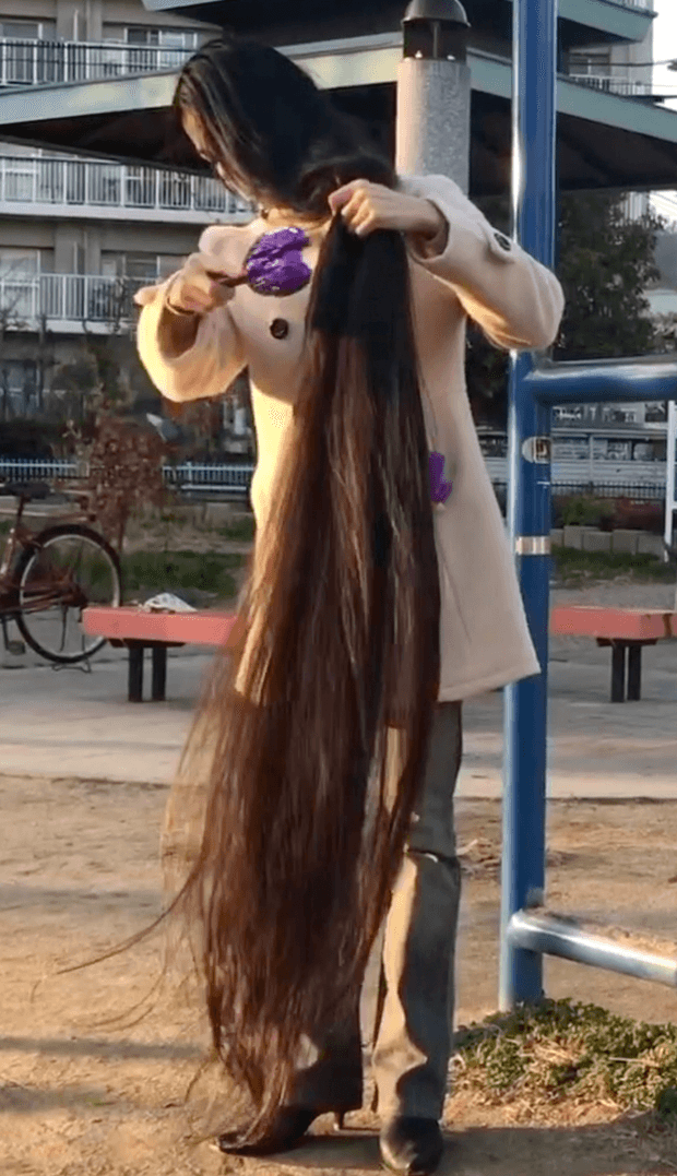 VIDEO - Floor length hair in public 2