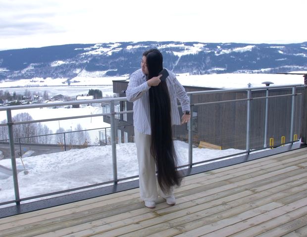 VIDEO - Hair display with a beautiful view