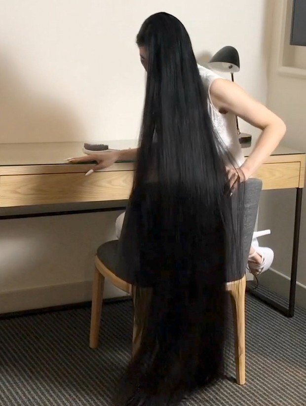 VIDEO - A lot of length, a lot of hair play