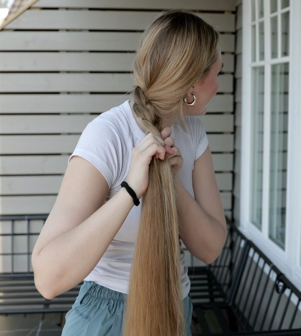 VIDEO - Blonde Rapunzel&#x27;s ultra beautiful hair