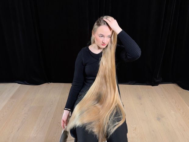 VIDEO - Perfect blonde hair length display and brushing in lap (part 2)