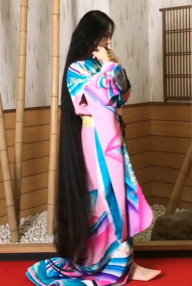 VIDEO - Super long Asian hair