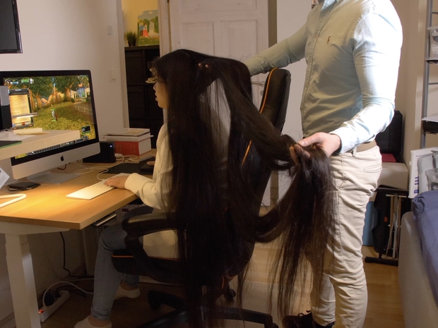 VIDEO - Super long haired gamer