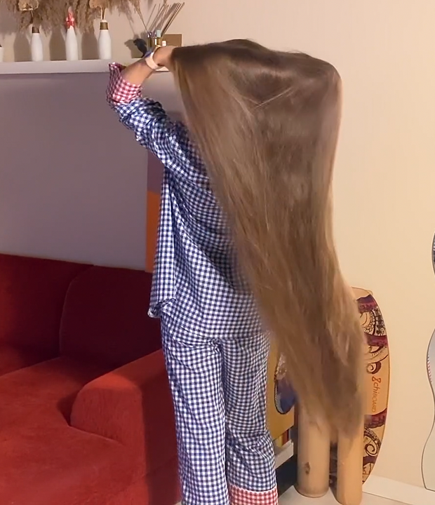 VIDEO - Extreme calf length hair in front of her face (part 1)