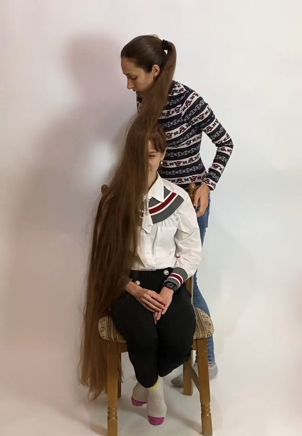 VIDEO - Extreme floor length hair play with friend