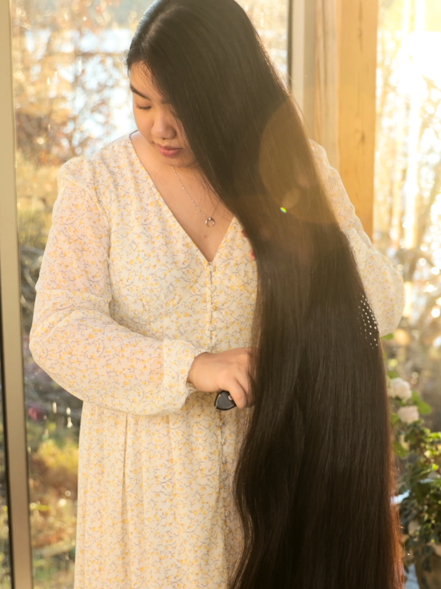 VIDEO - Isabell brushing her very long hair