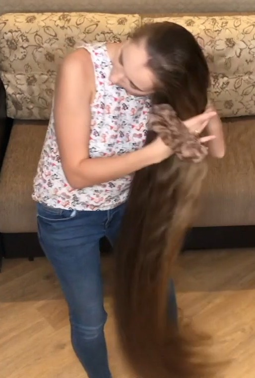 VIDEO - Katerina&#x27;s high ponytail