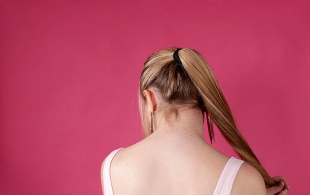 VIDEO - The ponytail and bun show perfection on pink