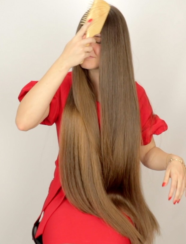 VIDEO - Karoline doing Suzana&#x27;s hair