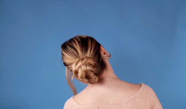 VIDEO - Hair bun perfection on blue