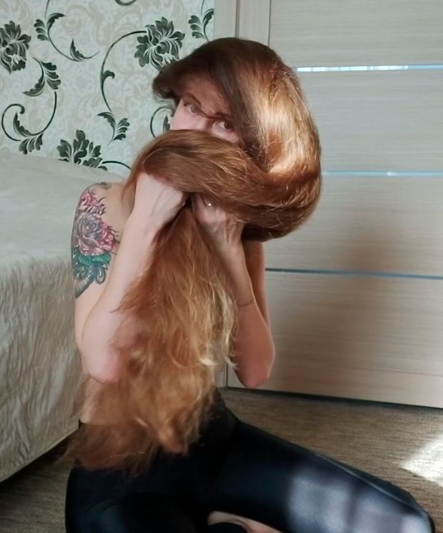 VIDEO - Extreme hair smelling