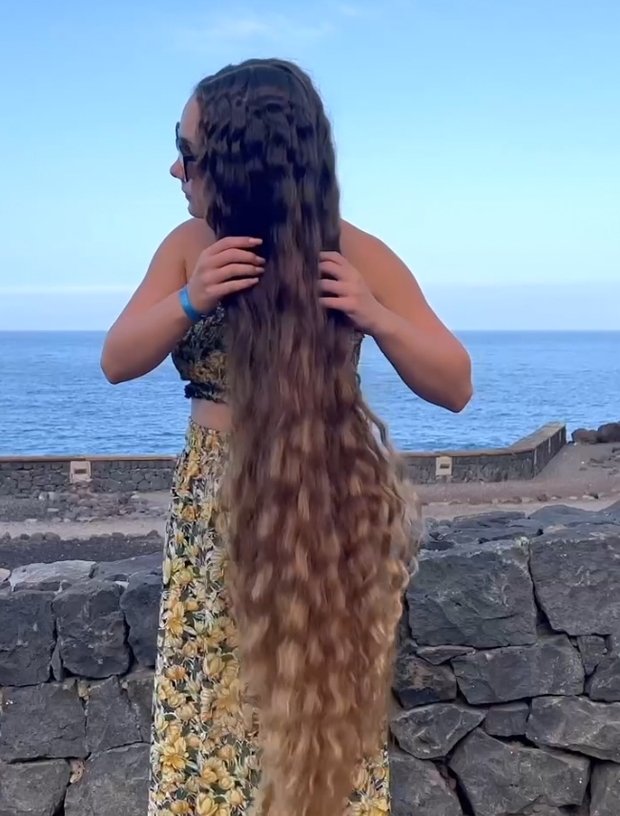 VIDEO - Natalia&#x27;s beautiful hair show by the sea