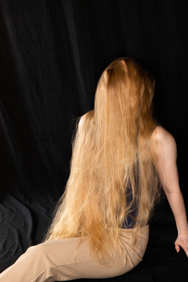 PHOTO SET - Helene&#x27;s blonde hair covering photoshoot