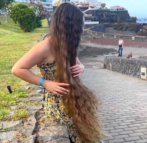 VIDEO - Natalia&#x27;s beautiful hair show by the sea