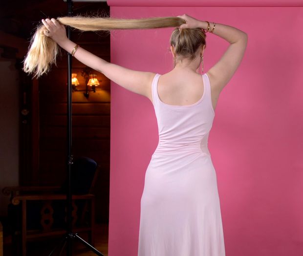 VIDEO - The ponytail and bun show perfection on pink