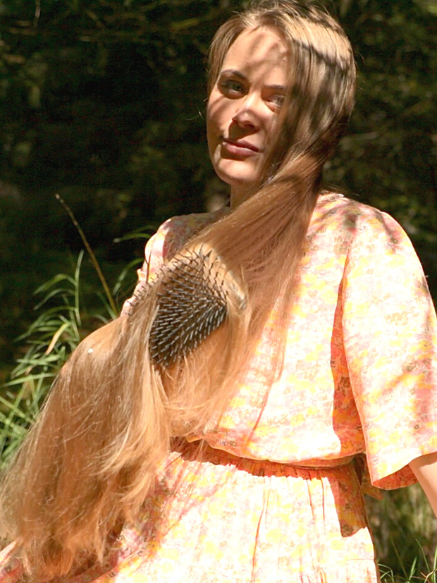 VIDEO - Magical hair brushing