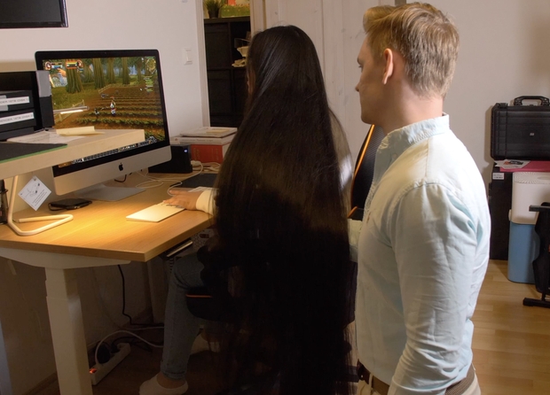 VIDEO - Super long haired gamer