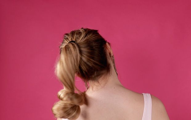 VIDEO - The ponytail and bun show perfection on pink