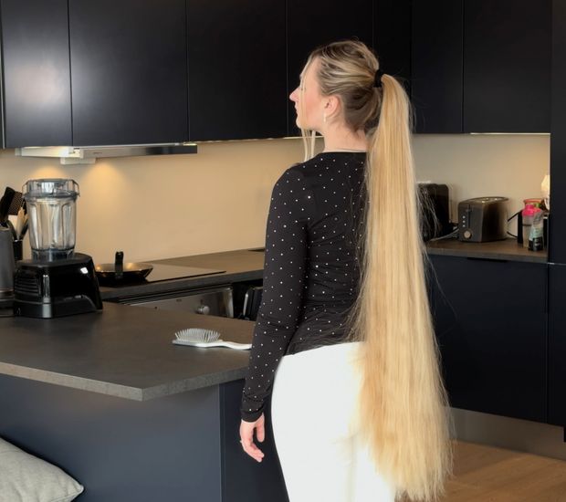 VIDEO - Ponytails and buns display