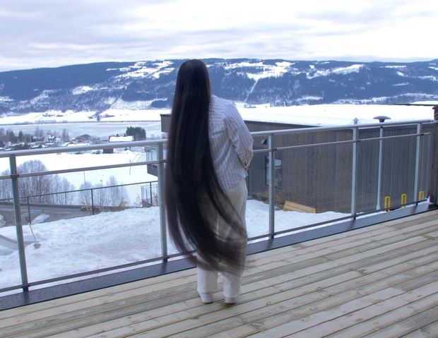 VIDEO - Hair display with a beautiful view