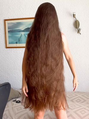 VIDEO - Her hair never stops to impress