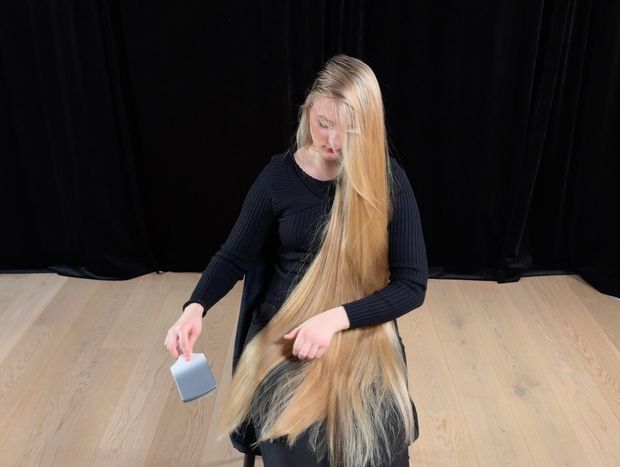 VIDEO - Perfect blonde hair length display and brushing in lap (part 2)