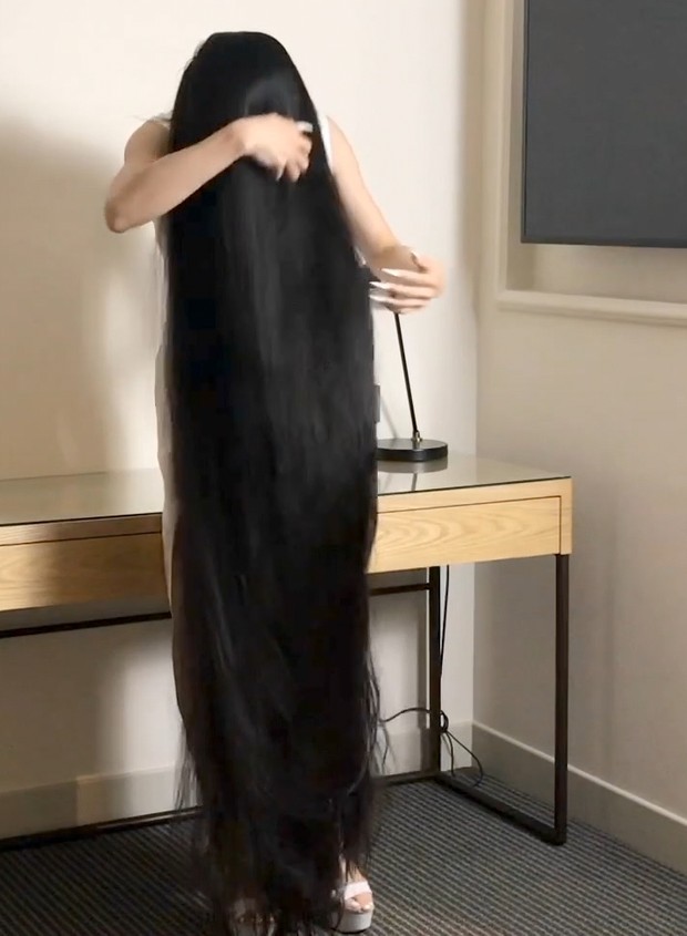 VIDEO - A lot of length, a lot of hair play