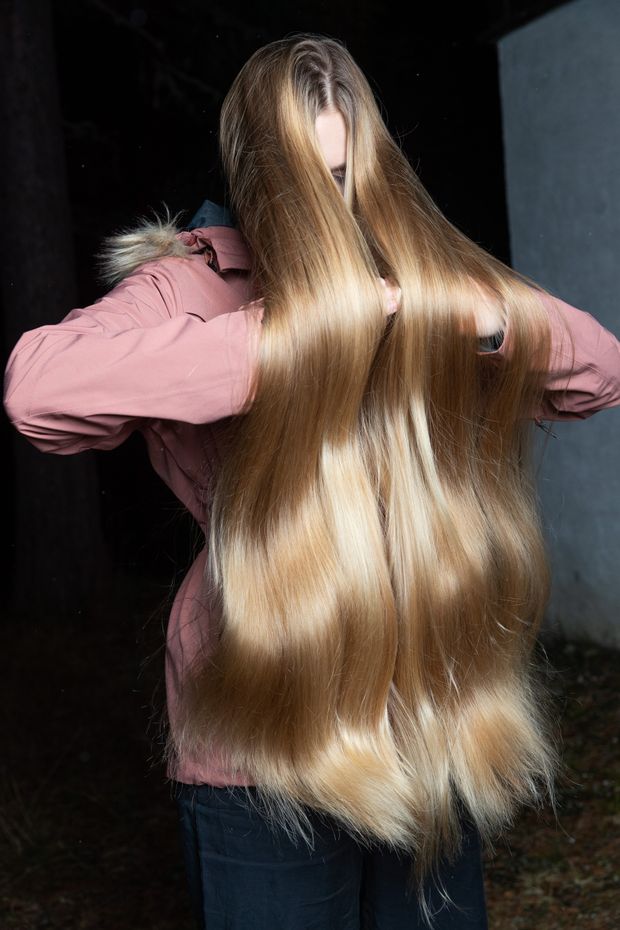 PHOTO SET - A thick mane in motion photoshoot