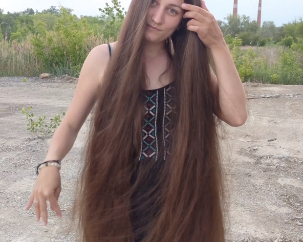 VIDEO - Displaying her massive mane in the wind