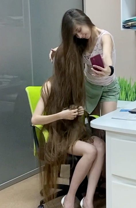 VIDEO - The office woman with super long hair